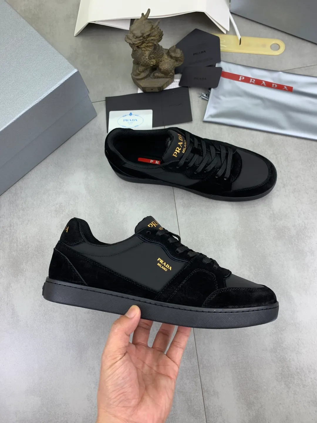 Men's shoes 💰P560💰[New model] The top version is available on the official website, 🆘 The trendy brand (Prada) mainly promotes the popular model, avant-garde and versatile fashionable men's shoes, private version mold opening, cowhide surface splicing 1:1.. Stylish and simple, original imported cowhide lining cowhide feet; the atmosphere and personality are more fashionable, eye-catching and pursuing class. It will subvert the old idea and be a must-have for fashionistas with you! Must keep it for yourself! Tall and comfortable, large and low, high-end quality workmanship. Official website’s new high-end outsole. Size: 38-45. Multiple colors available.